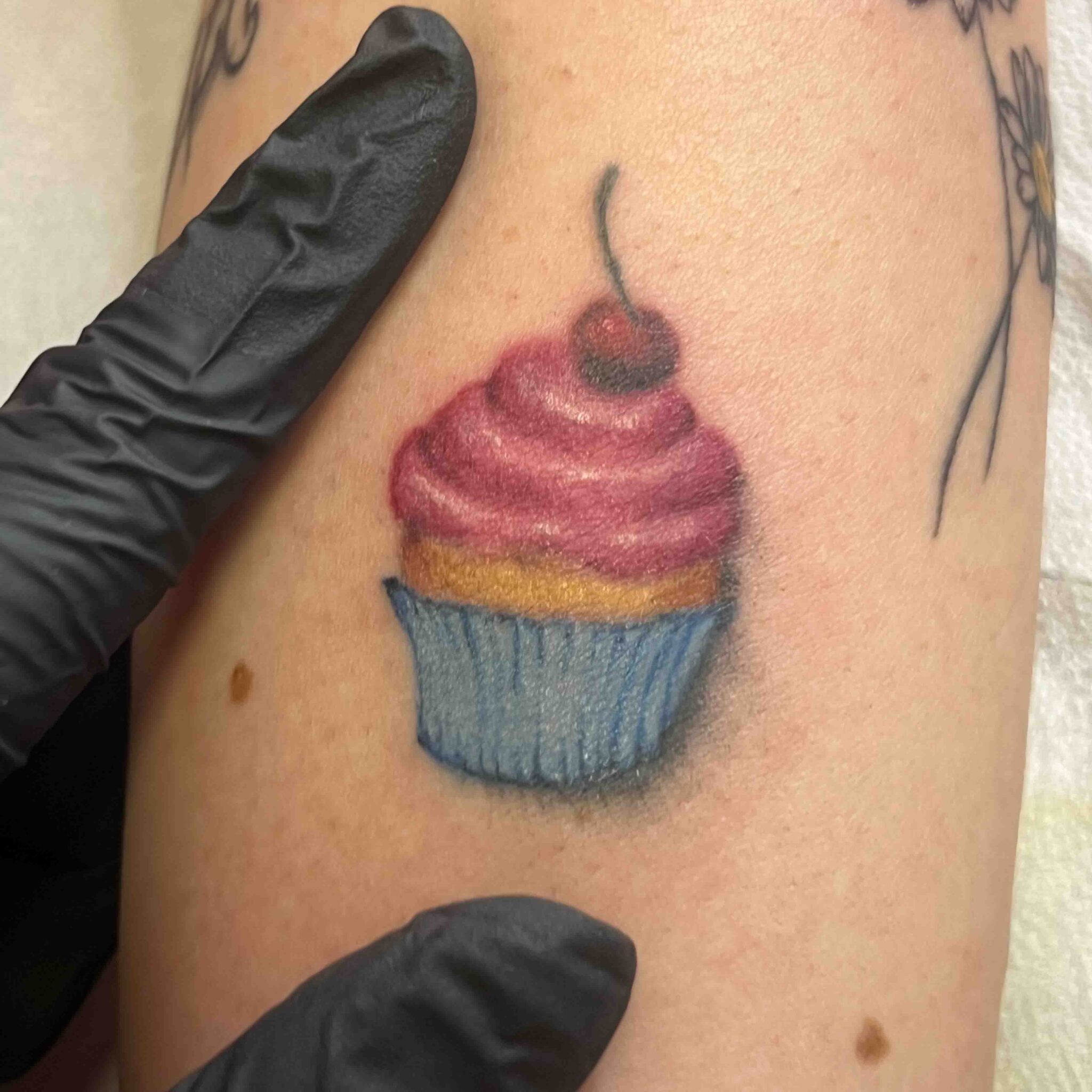 Tatuaggio microrealistico colori cupcake