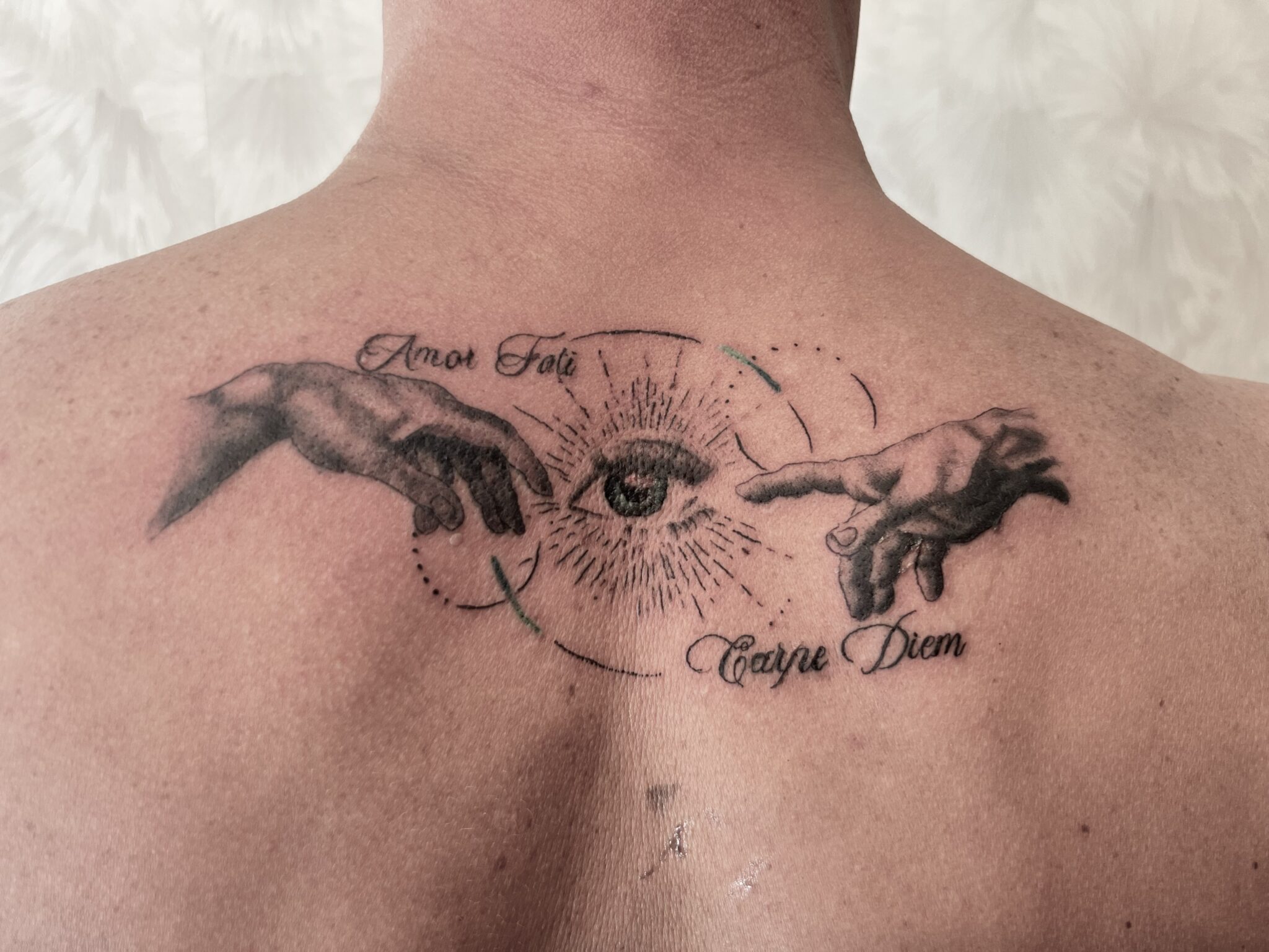 Tatuaggio realistico e fineline in bianco e nero con dettaglio colorato al centro cappella sistina